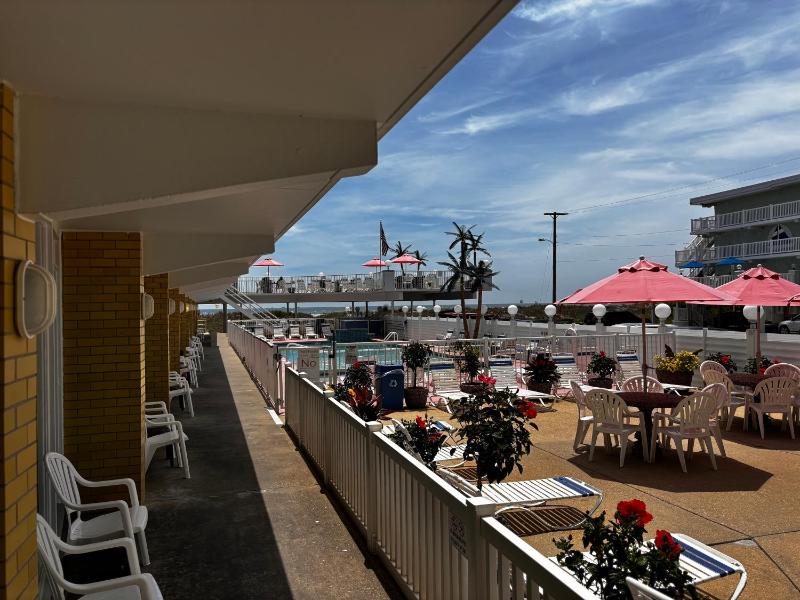 One Bedroom Suite with a Queen Bed, Double Bed Efficiency and Partial Ocean View image 4