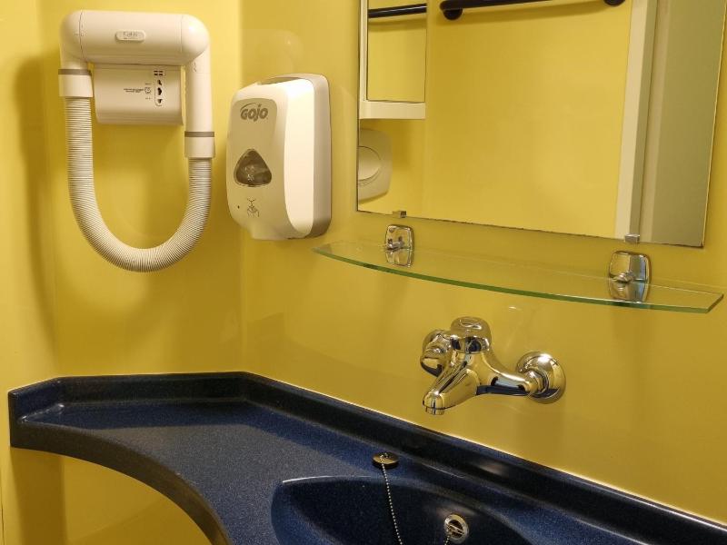 Standard Twin Room image 2