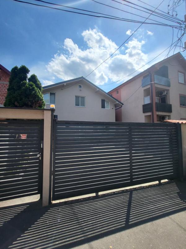 One-Bedroom Apartment image 2