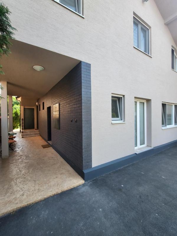 One-Bedroom Apartment image 3