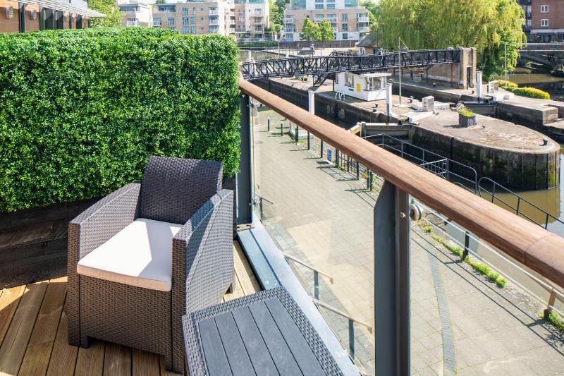 Premium King Room with Balcony and Canal View image 2