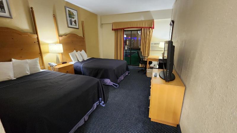 Double room with two Double Beds Pool Access image 3