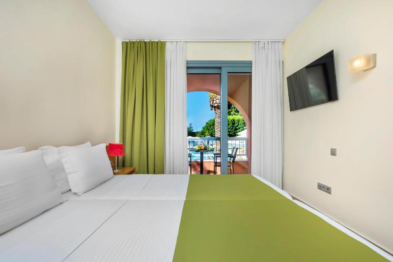 Superior Twin Room image 3