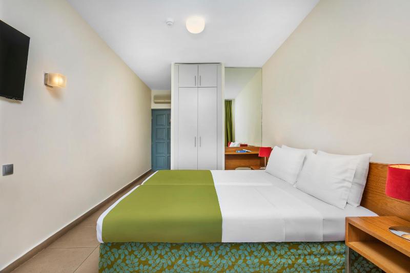 Superior Twin Room image 4