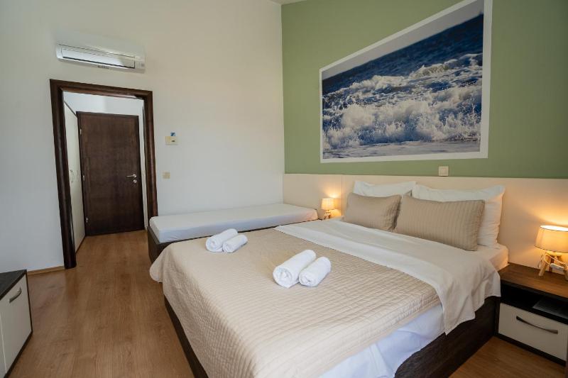 Triple Room with Balcony and Sea View image 3