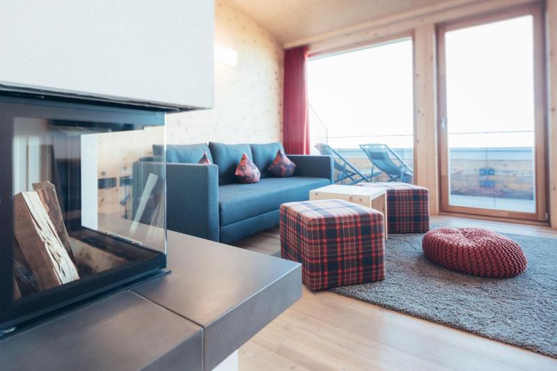Two-Bedroom Deluxe Apartment with Garden View image 1