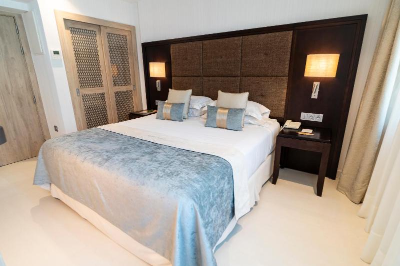 Classic Double or Twin Room with City / Interior View image 3