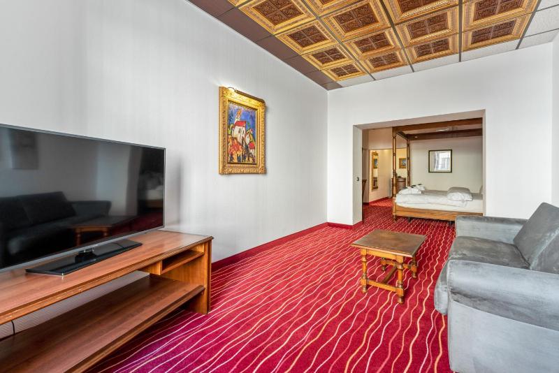 Superior Family Room image 3
