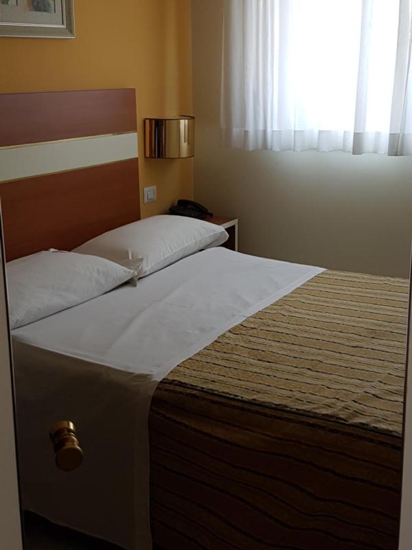 Economy Double Room image 3