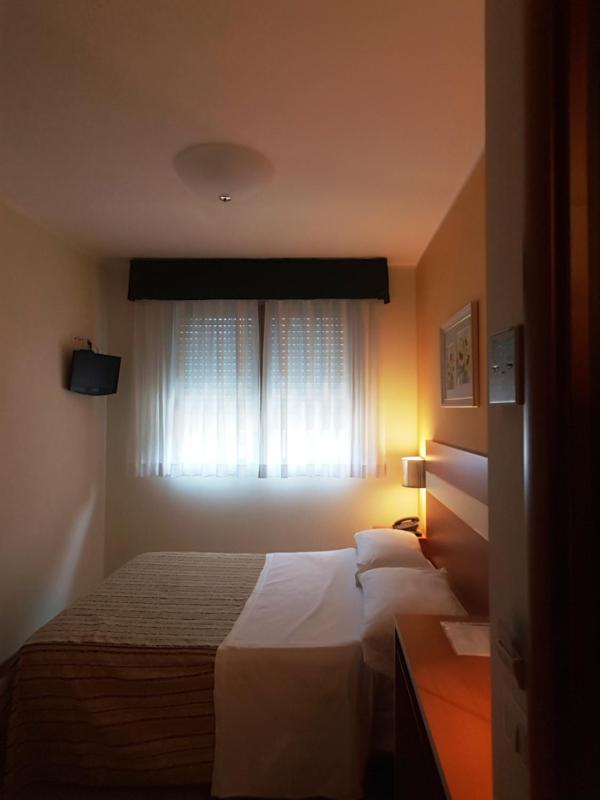 Economy Double Room image 4