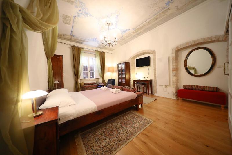 Deluxe Apartment image 2