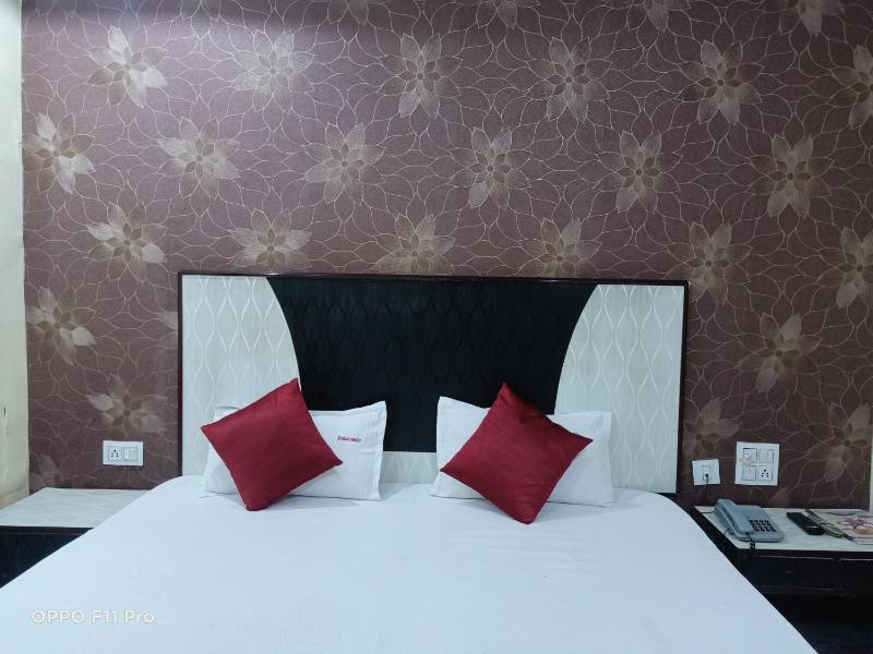 Hotel Ambassador Inn - image 2