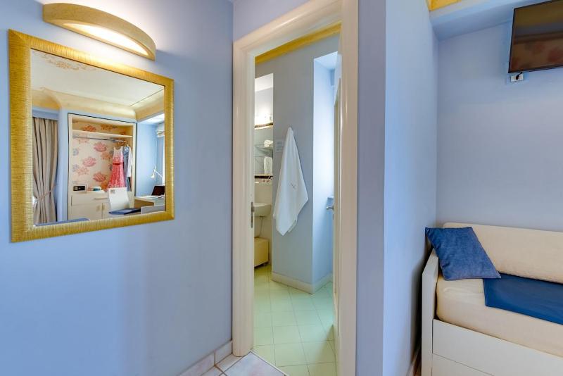 Quadruple Room image 4