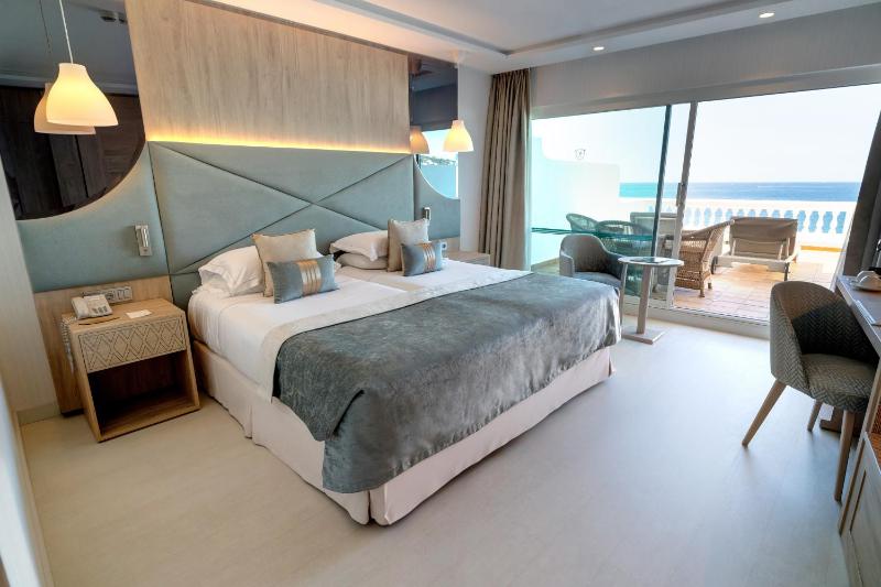 Superior Double or Twin Room with Sea View image 3