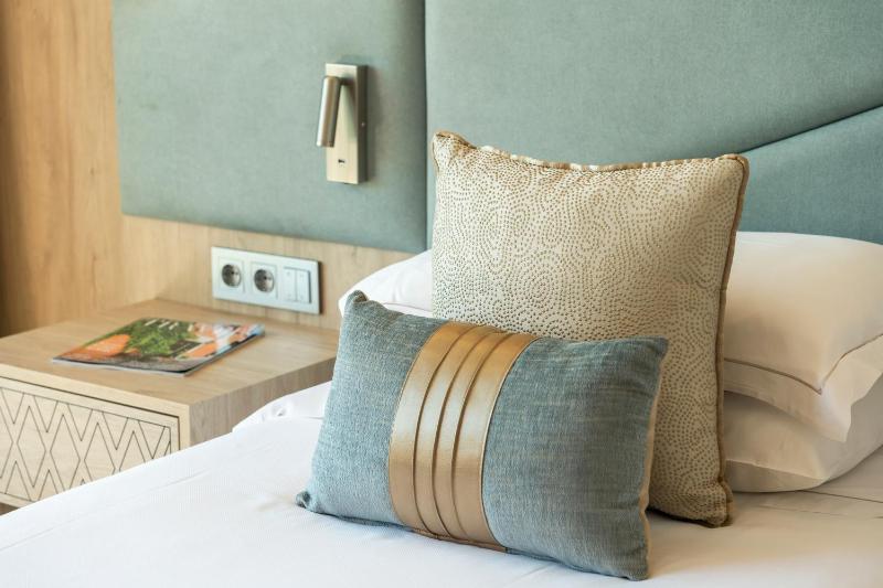 Superior Double or Twin Room with Sea View image 4