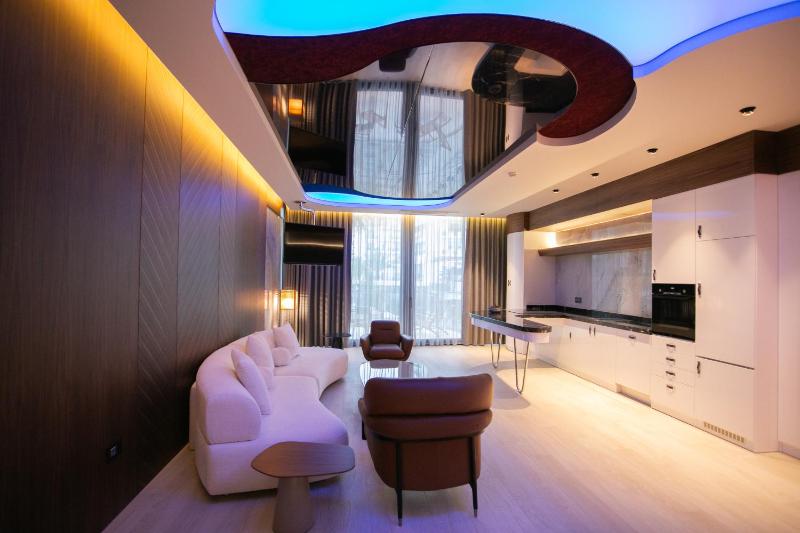 Deluxe Suite image 1