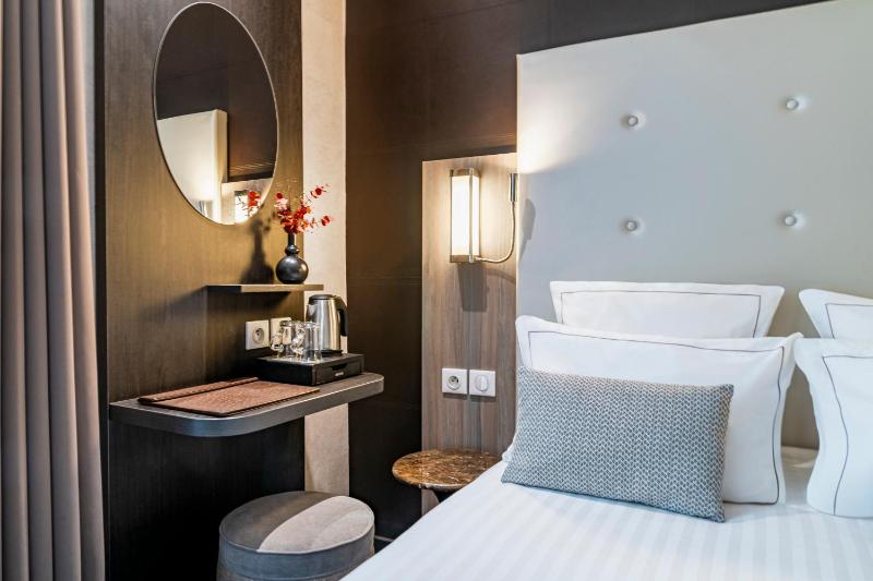 Classic Double Room image 4