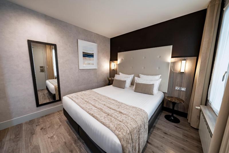 Double Room with Patio image 4