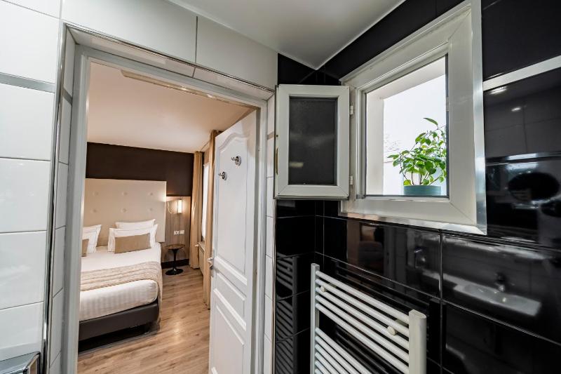 Double Room with Patio image 3