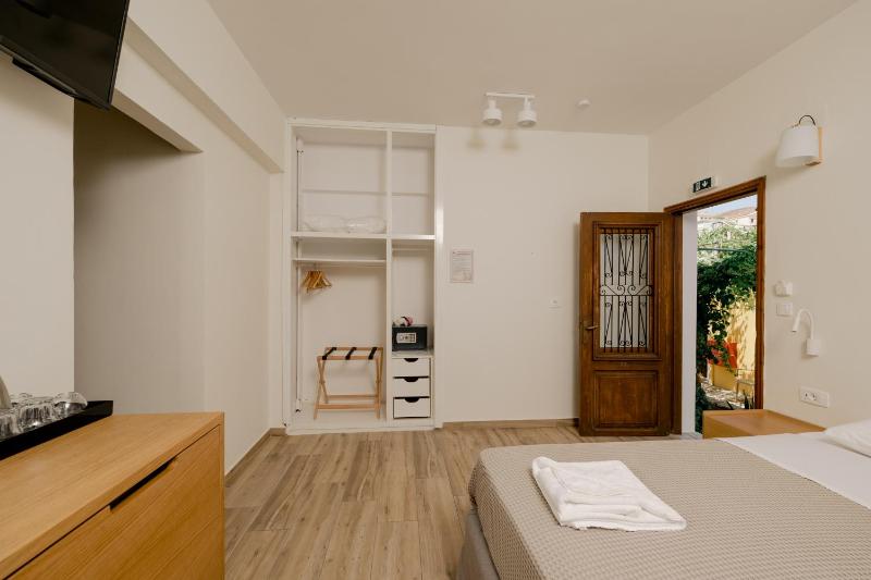 Twin Room image 4