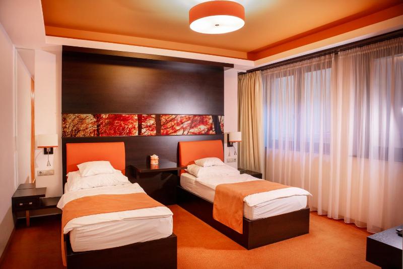 Standard Twin Room image 4
