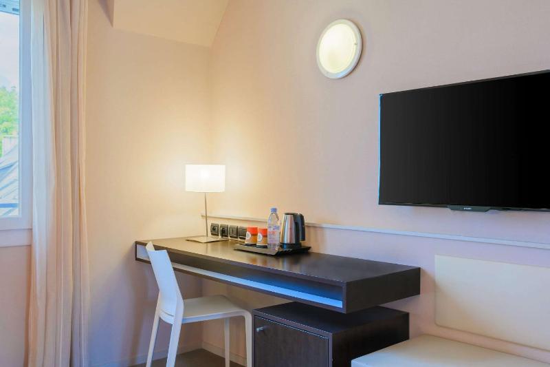 Twin Room image 4