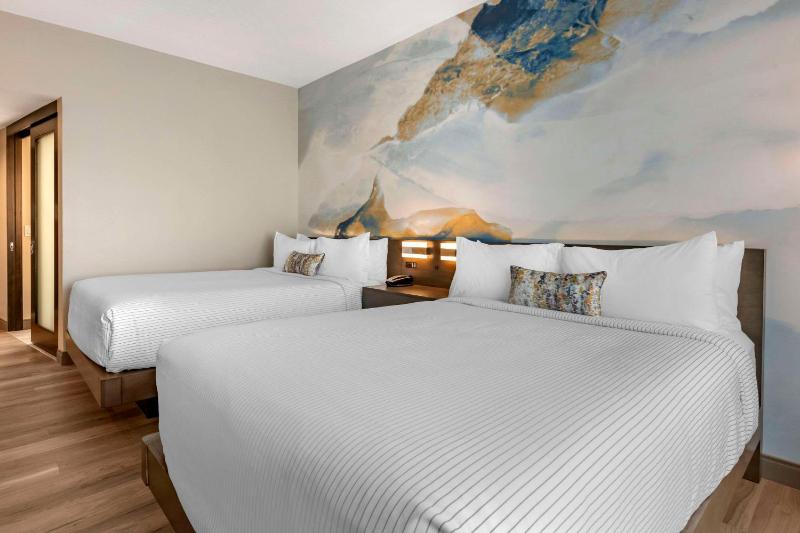 Standard Queen Room with Two Queen Beds and Shower - Non Smoking image 4