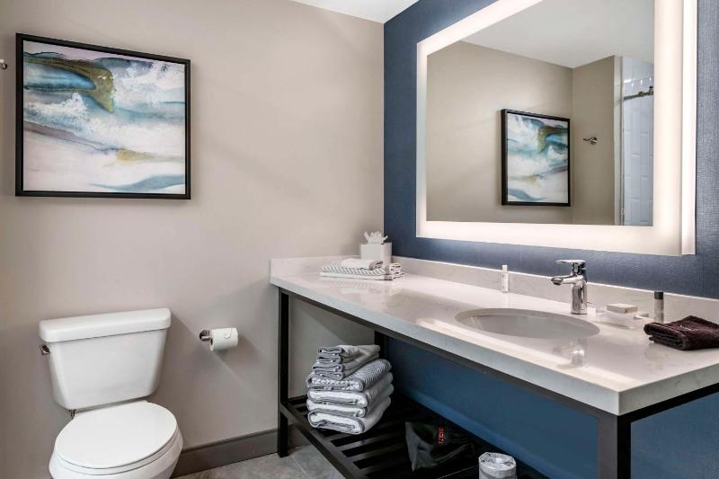 Standard Queen Room with Two Queen Beds and Shower - Non Smoking image 2