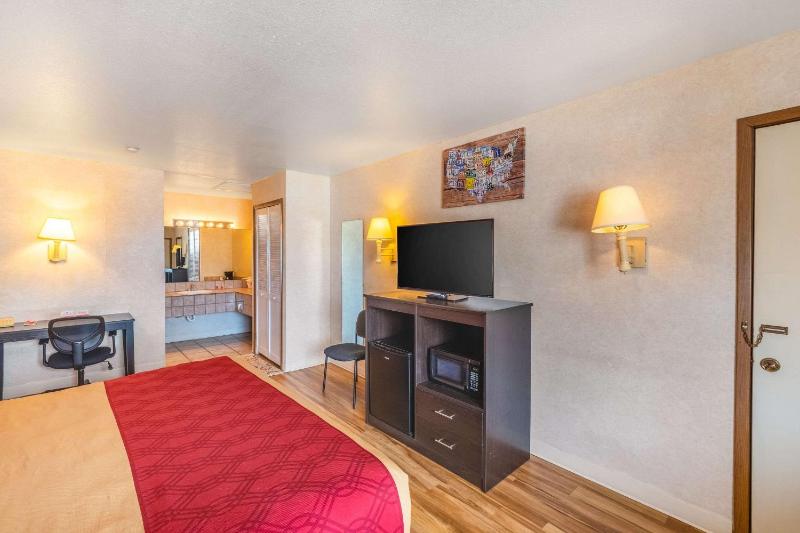 Econo Lodge Fredericksburg - image 12