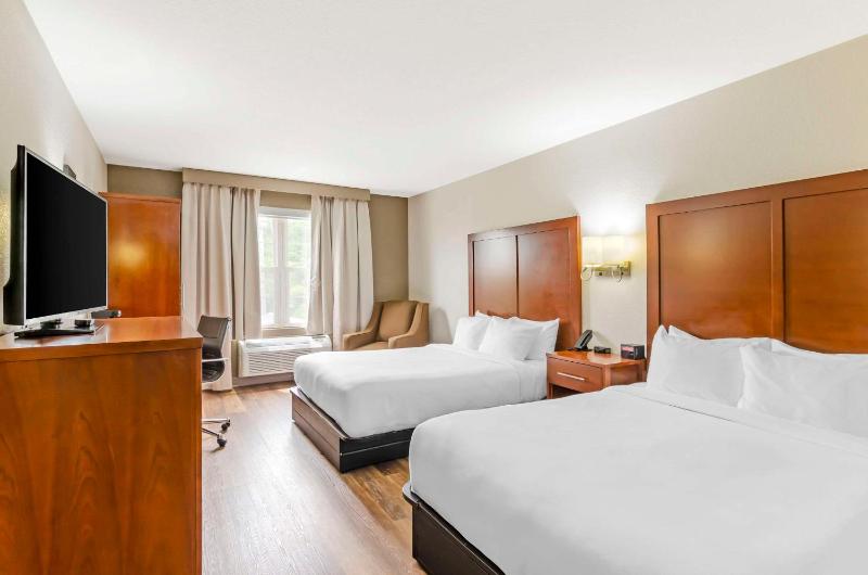 Queen Room with Two Queen Beds - Accessible/Non-Smoking  image 3