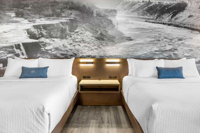 Quadruple Room with Two Queen Beds - Disability Access/Non Smoking image 4