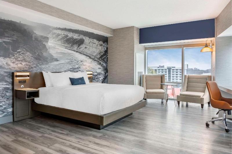King Suite - Non Smoking image 3