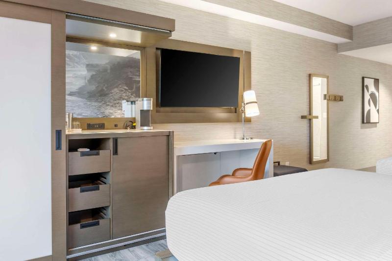 Quadruple Room with Two Queen Beds - Non Smoking image 4