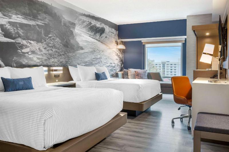 Quadruple Room with Two Queen Beds - Non Smoking image 1