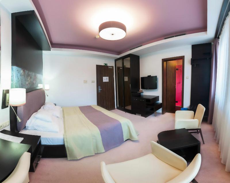 Standard Double Room image 3