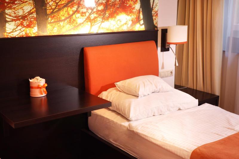 Standard Twin Room image 3