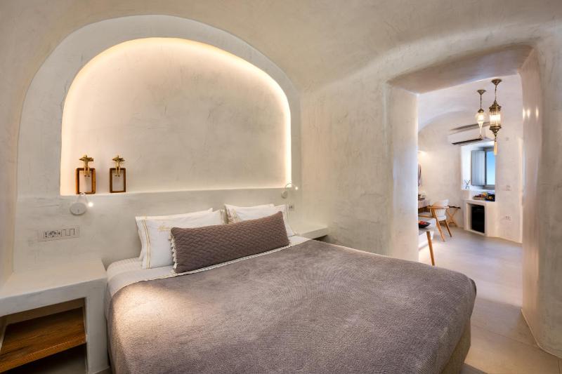 Deluxe Suite with Caldera View image 4