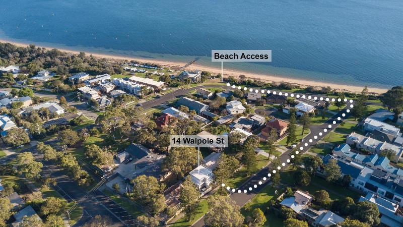 Chic Coastal Retreat 3 Bdr Close to Beach - image 9