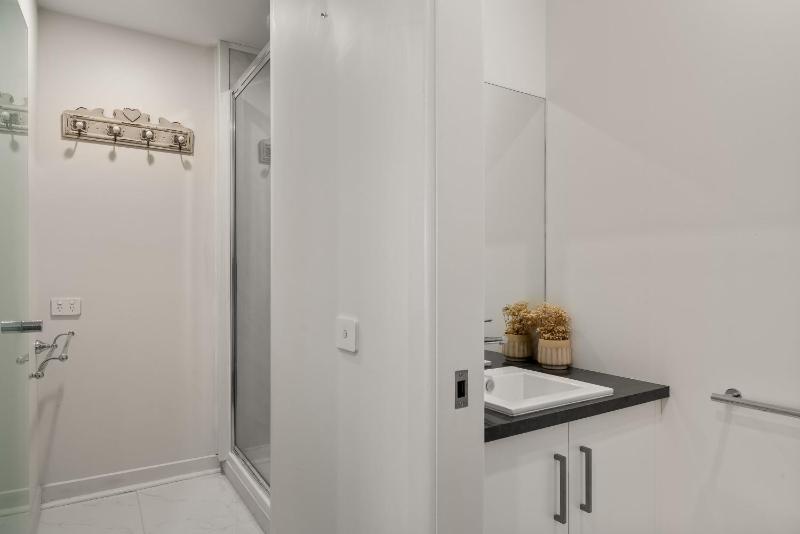 Chic Coastal Retreat 3 Bdr Close to Beach - image 11