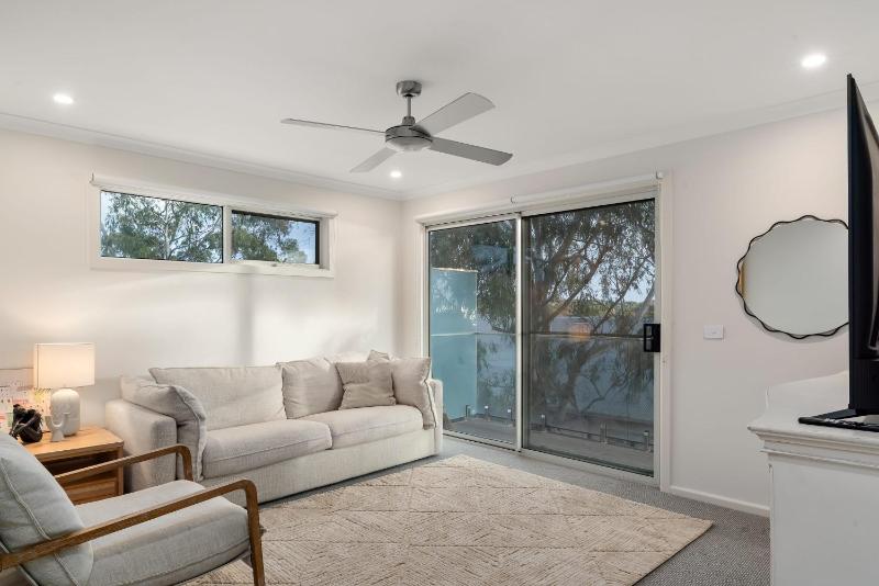 Chic Coastal Retreat 3 Bdr Close to Beach - image 5