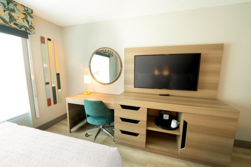 Queen Room with Two Queen Beds image 3