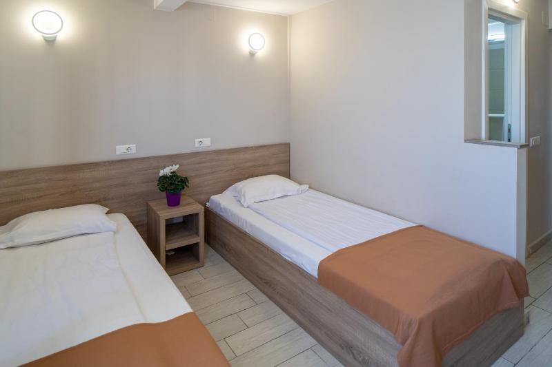 Twin Room image 4