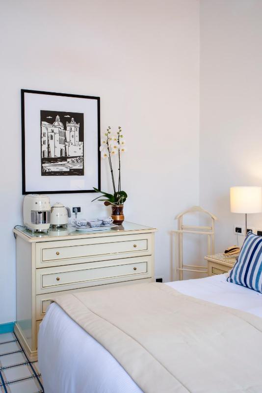 Deluxe Double or Twin Room image 3