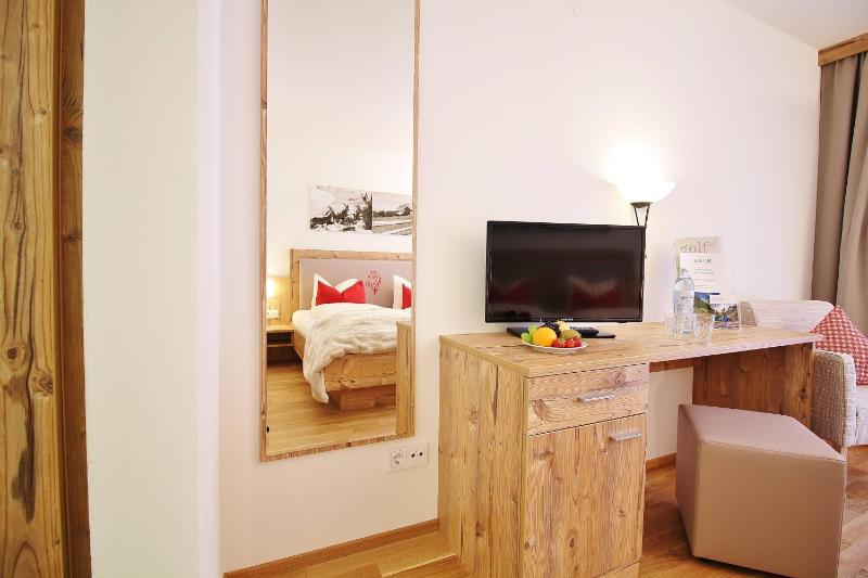 Double Room with Balcony image 4
