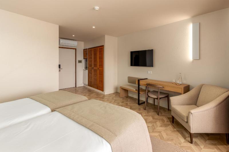 Oceanfront Twin Room image 2