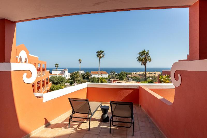 Oceanfront Twin Room image 4