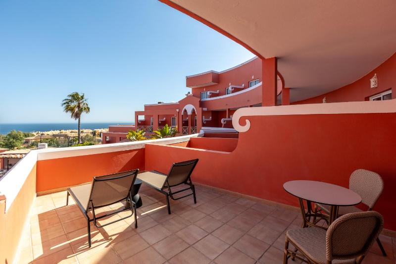 Oceanfront Twin Room image 3
