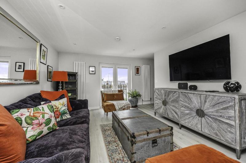 Sunset Townhouse with Parking - image 16