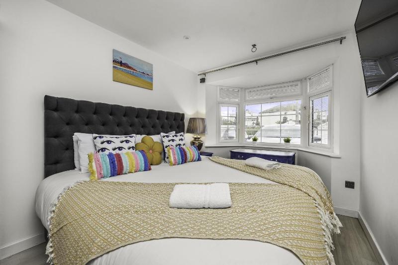 Sunset Townhouse with Parking - image 13