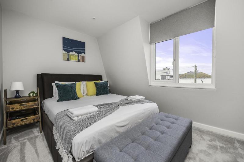Sunset Townhouse with Parking - image 12